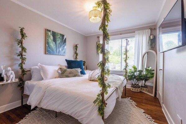 3 bedrooms, iron/ironing board, WiFi, bed sheets