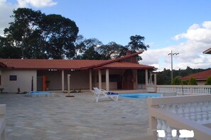 من حمّامات السباحة المغطاة، حمّام سباحة خارجي