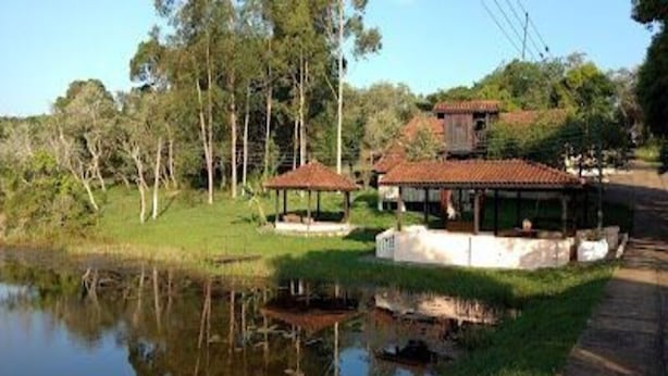 A lakeside property with a gazebo, a small building, and a pathway leading to the water. - TINY HOUSES TO RELAX IN THE COUNTRYSIDE ITAI AVARÉ HOLAMBRA II REP JURUMIRIM (Itaí)