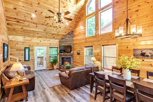 Creekside Lodge • Heart of Pigeon Forge! 👙HotTub 🔥FirePit 🎮Games 🏊‍♂CmtyPool