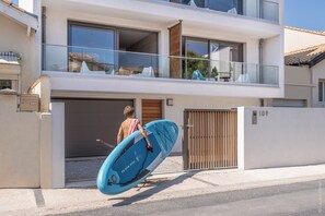 A modern two-story house with a garage, a balcony, and a visible number 109 on the wall. - Luxury brand new appartment 40m away from a large sand beach (Mauguio)