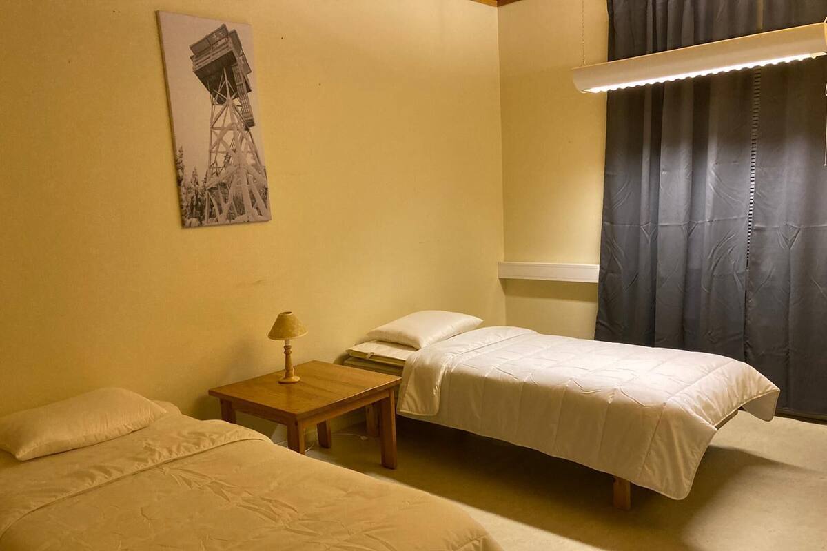 3 bedrooms, desk