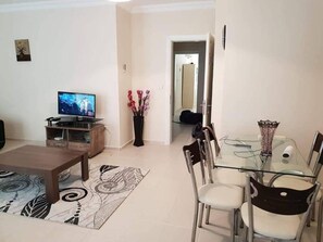 Apartment | Wohnzimmer | 30-Zoll-Fernseher mit Digitalempfang