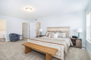 5 bedrooms, iron/ironing board, free WiFi, bed sheets - The Highlands in Harbor Club Resort w/Pool. (South Haven)