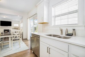 Fridge, microwave, oven, stovetop - The Highlands in Harbor Club Resort w/Pool. (South Haven)