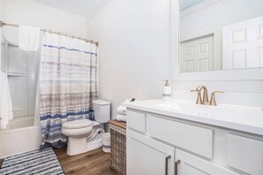 Kombination af bruser/badekar, håndklæder, Sæbe, Toiletpapir