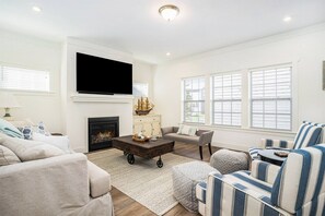 Smart TV, fireplace - The Highlands in Harbor Club Resort w/Pool. (South Haven)