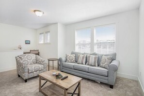 Smart TV, fireplace - The Highlands in Harbor Club Resort w/Pool. (South Haven)