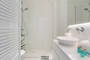 Shower, hair dryer, towels - Seacarl - stunning apartment with frontal sea view (Nieuwpoort)