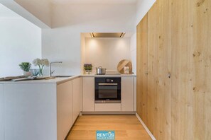 Een koelkast, een microgolfoven, een oven, een kookplaat