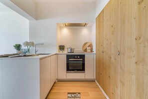 Een koelkast, een microgolfoven, een oven, een kookplaat