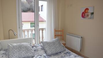 2 slaapkamers, een bureau, beddengoed