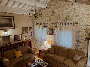 Smart-TV, Kamin, Bücher