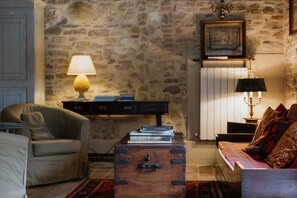 Smart-TV, Kamin, Bücher