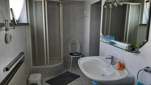 Bañera, secador de pelo, toallas, papel higiénico