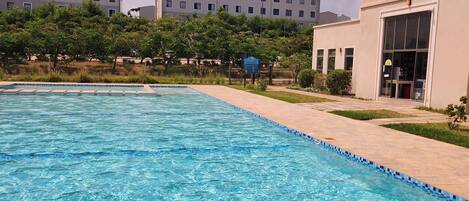 Una piscina al aire libre