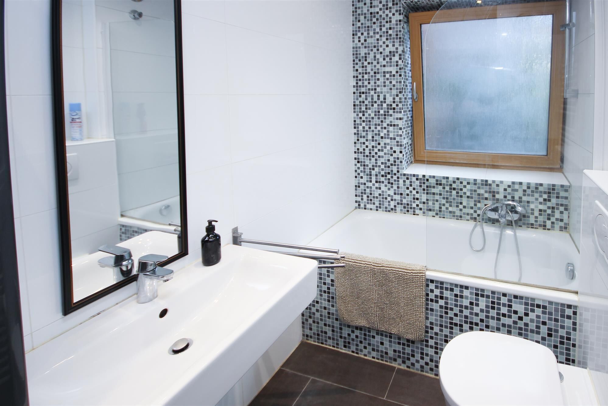 Badewanne, Haartrockner, Handtücher, Seife