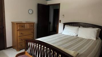 4 bedrooms, desk, free WiFi, bed sheets