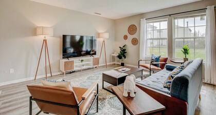 5 Mins to Ruoff! Dog Friendly! Large back yard!