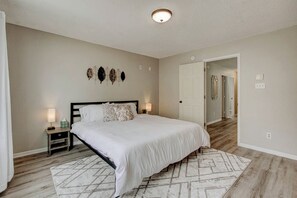 3 bedrooms, desk, iron/ironing board, travel cot