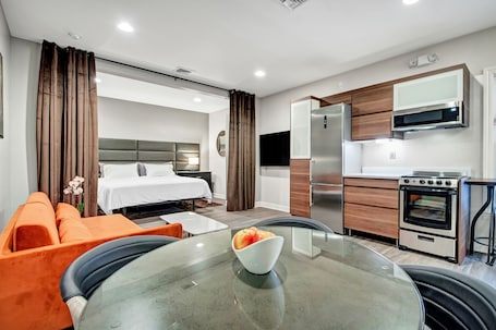 Interior. Luxe Loft 2 on Main St.Steam Shower, ZeroG King Bed, Designer Kitchen, Elevator!