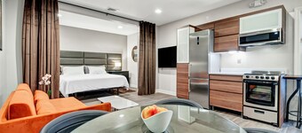 Luxe Loft 2 on Main St.Steam Shower, ZeroG King Bed, Designer Kitchen, Elevator!