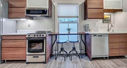 Luxe Loft on Main St.- Steam Shower, ZeroG King Bed, Designer Kitchen, Elevator!