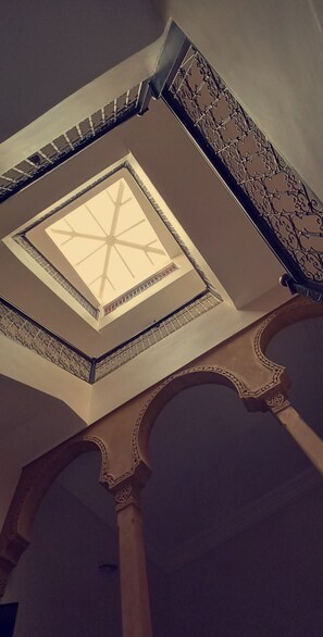 المنشأة من الداخل