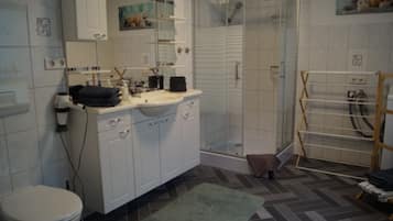 Chuveiro, secador de cabelo, toalhas de banho, sabonete