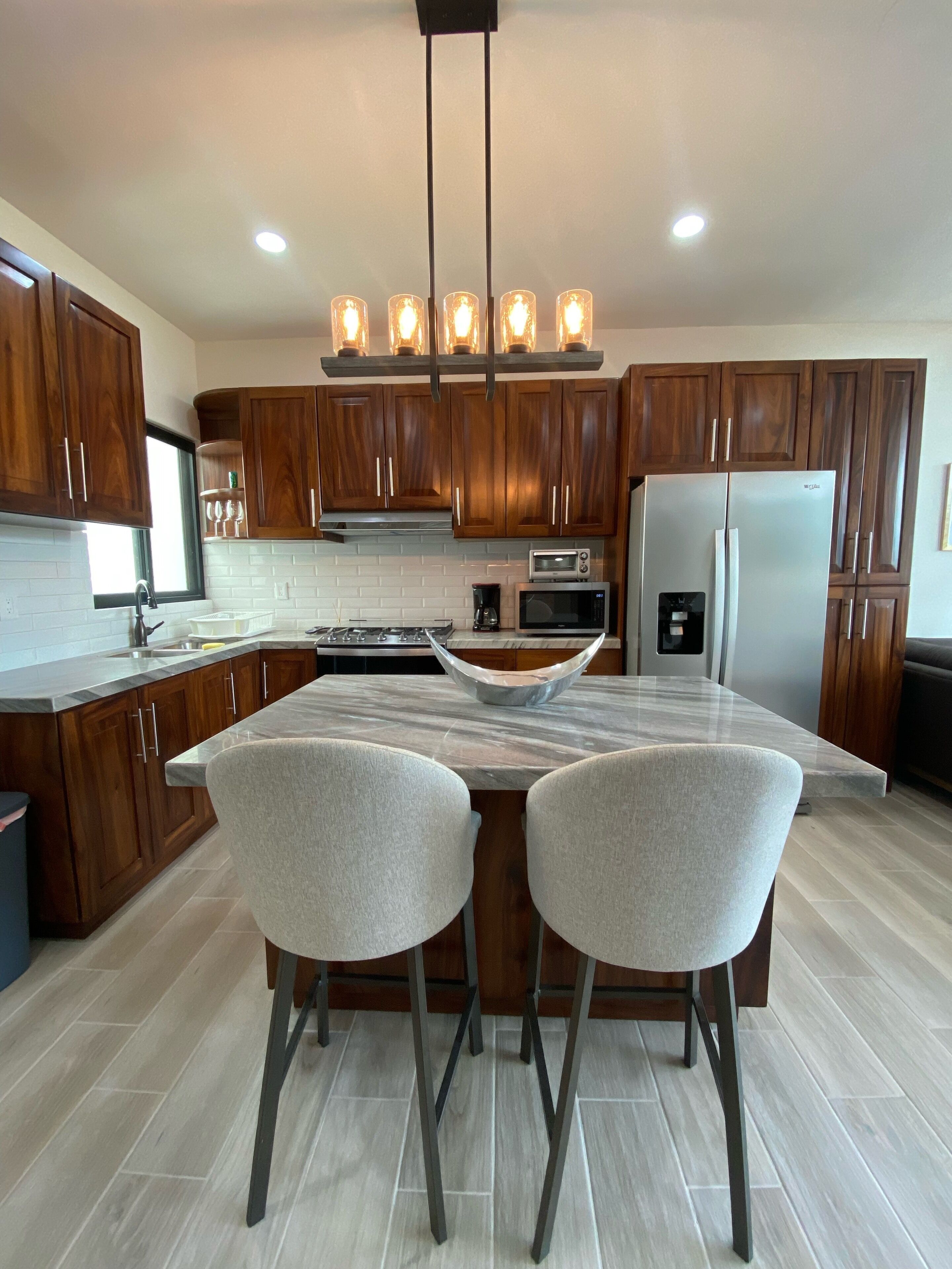 Een koelkast, een microgolfoven, een oven, een kookplaat