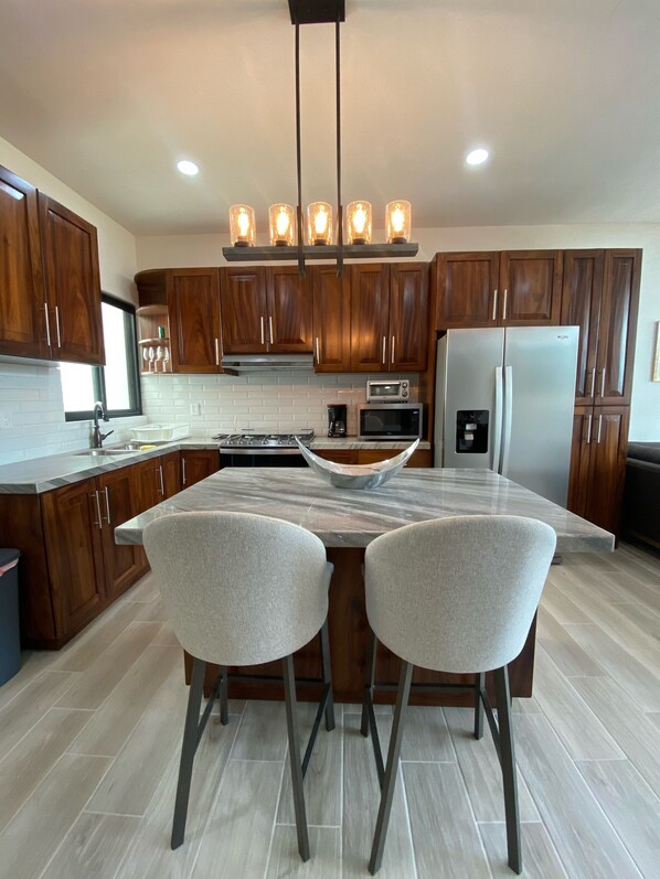 Refrigerador, microondas, horno y parrilla de estufa 