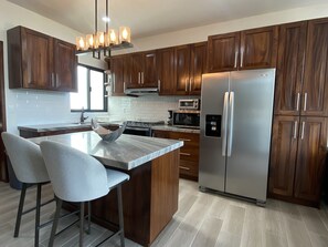 Réfrigérateur, four �à micro-ondes, un four, surface de cuisson