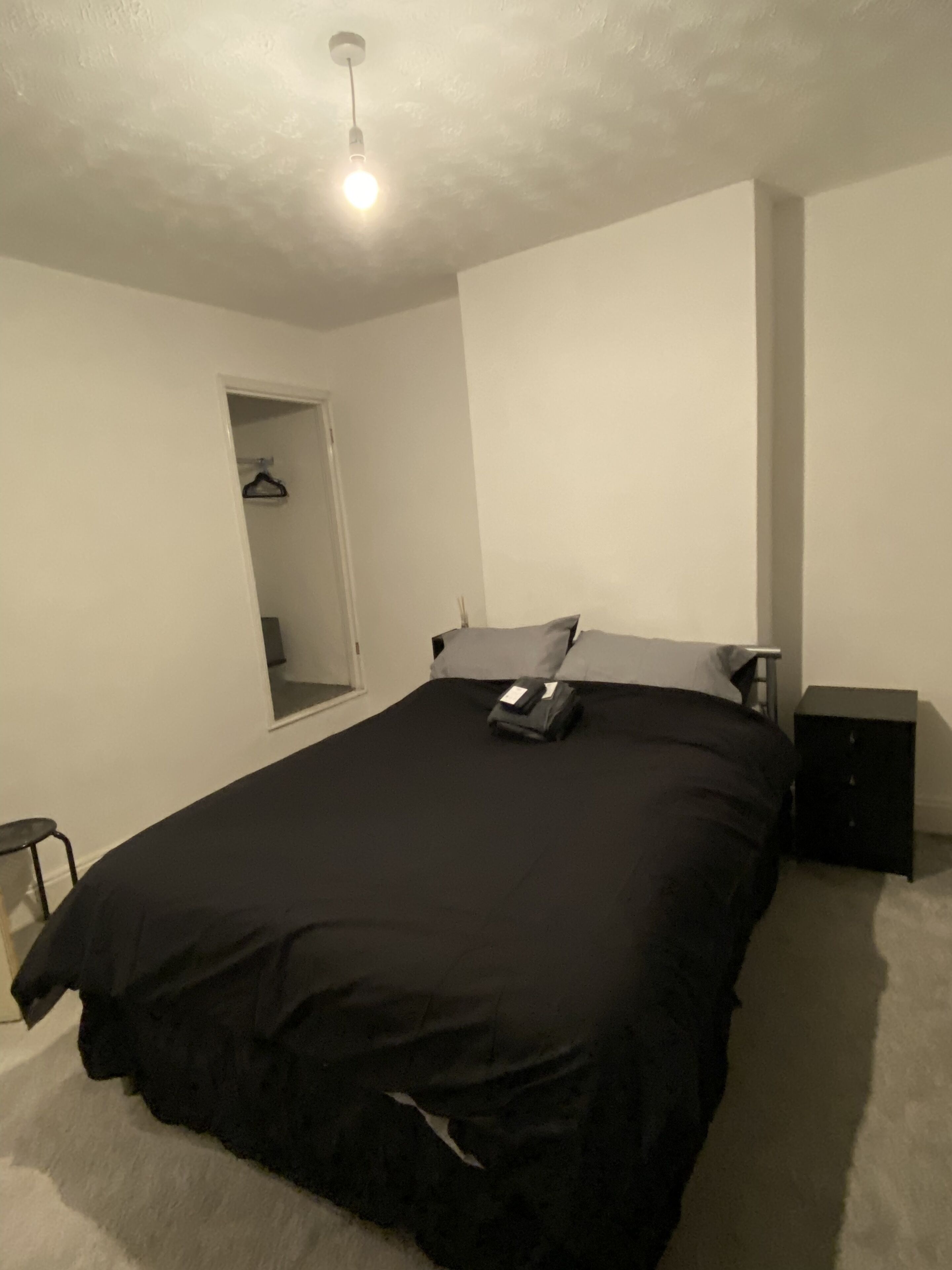 2 makuuhuonetta, työpöytä, silitysrauta/-lauta, ilmainen Wi-Fi