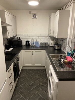 Fridge, microwave, oven, stovetop - Nottingham Comfy Home newly refurbished (Nottingham)