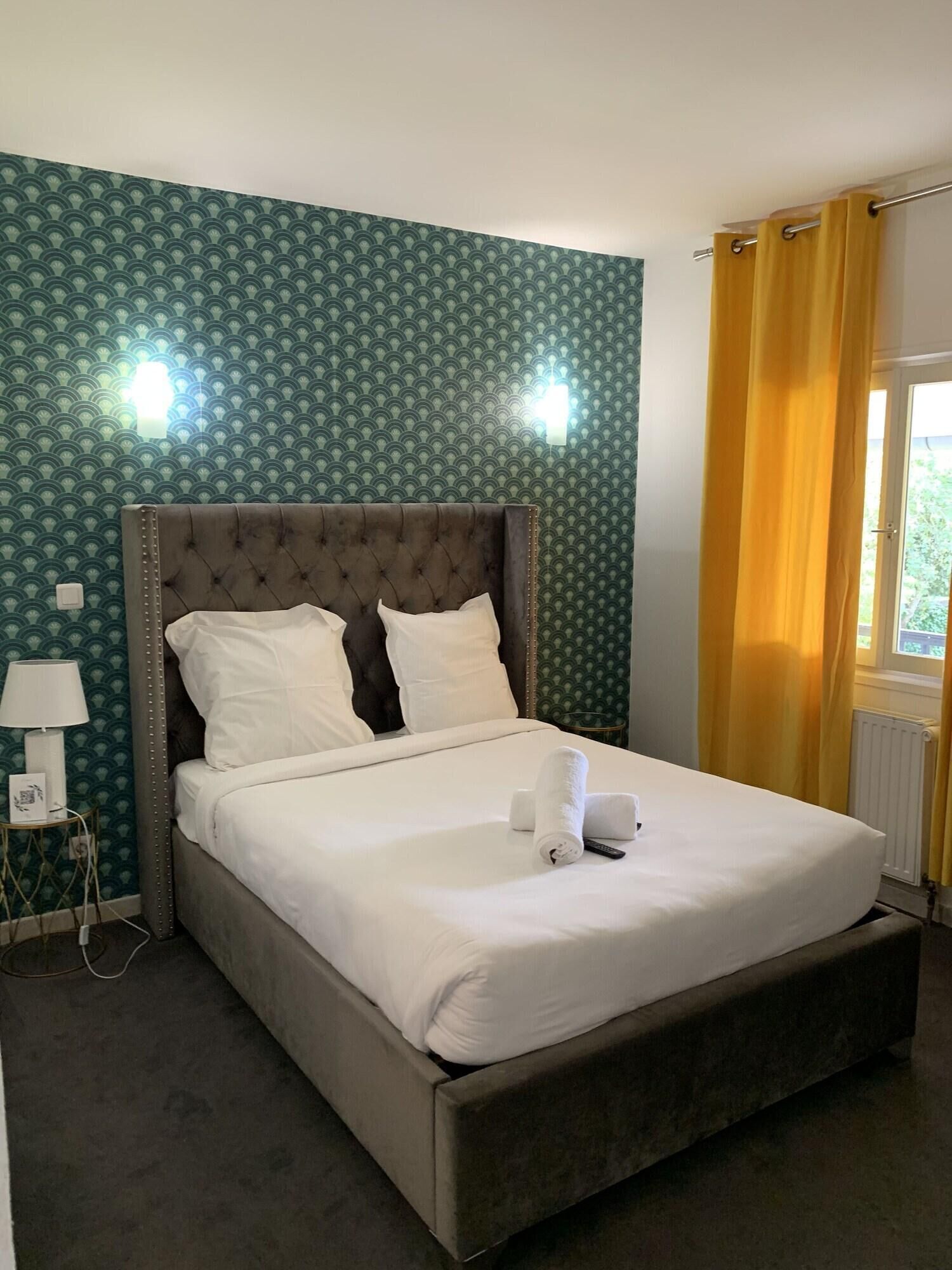 Decoración personalizada, muebles diferentes y cortinas blackout 