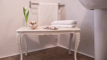 Duschwanne, Haartrockner, Bidet, HandtĂŒcher