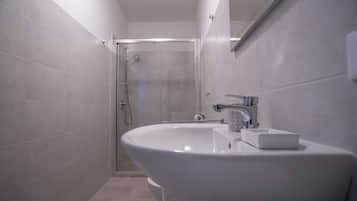 Ensemble douche/baignoire, sèche-cheveux, bidet, serviettes fournies