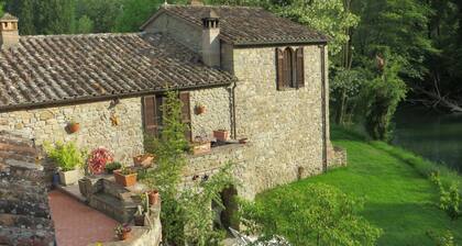 Antico Mulino del 1600 sul Tevere - Antique mill modernized on the Tiber with pool