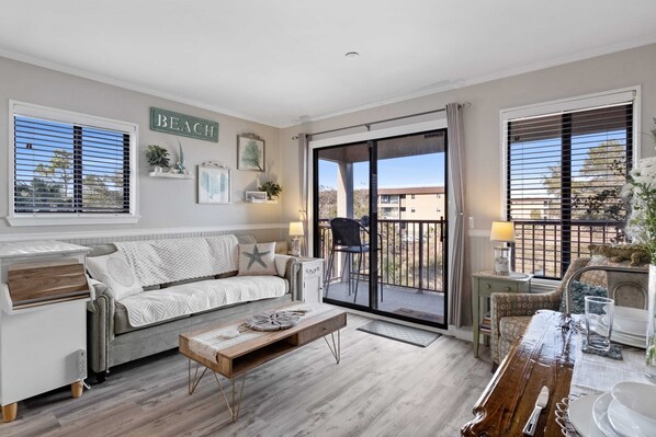 Smart TV, DVD player, books, video library - The Admiral's Roost ~ Steps to the beach and pool. Perfect for couples (Hilton Head Island)