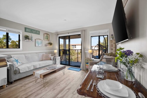 The Admiral's Roost ~ Steps to the beach and pool. Perfect for couples