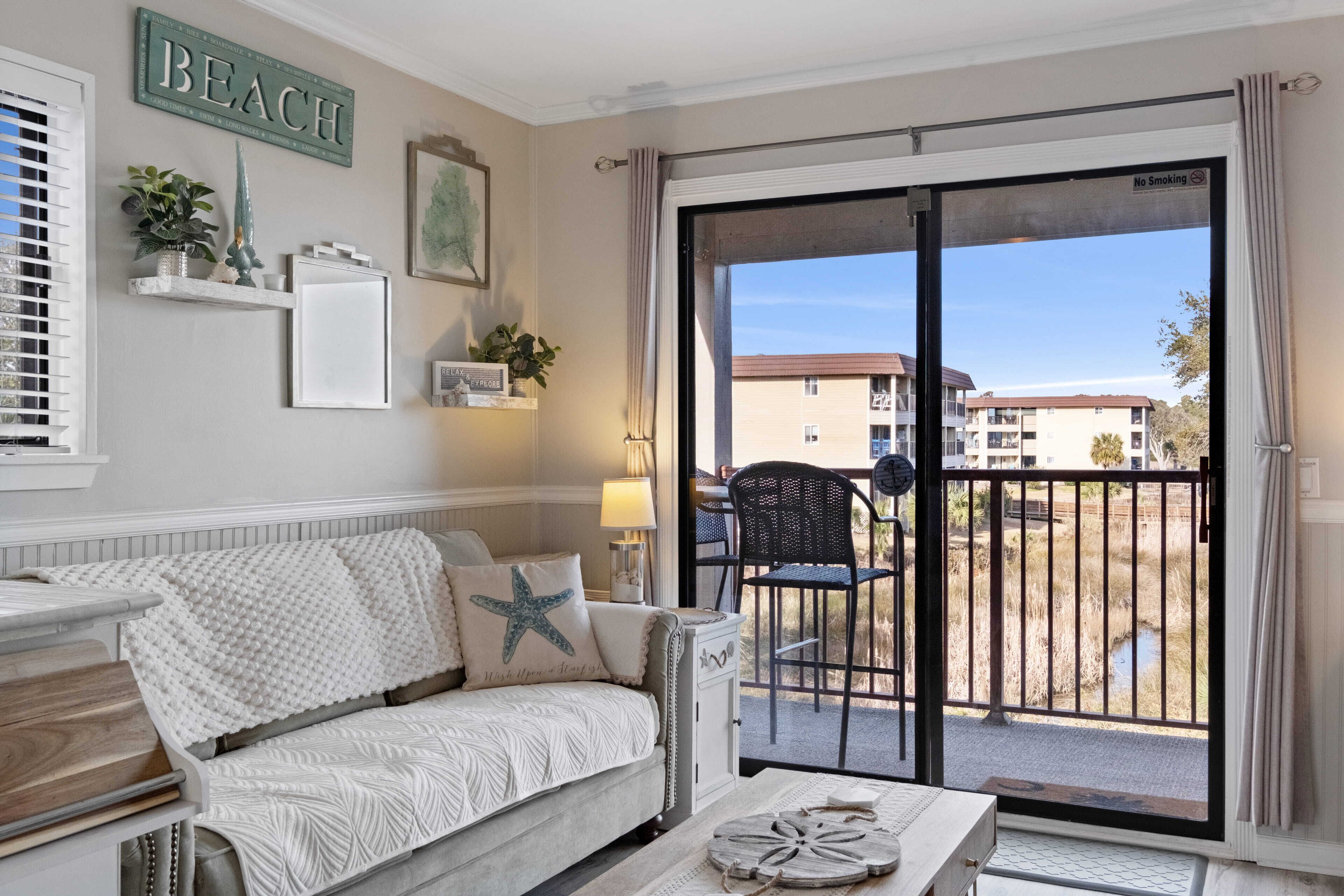 Smart-TV, DVD-Player, Bücher, Videothek