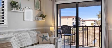 Téléviseur connecté, lecteur de DVD, livres, sélection de films