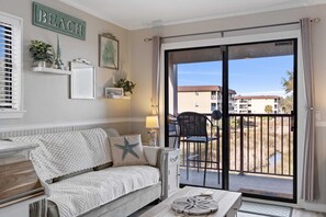 Smart TV, books - The Admiral's Roost ~ Steps to the beach and pool. Perfect for couples (Hilton Head Island)