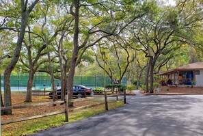 Property grounds - The Admiral's Roost ~ Steps to the beach and pool. Perfect for couples (Hilton Head Island)