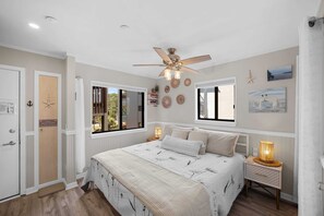 1 bedroom, iron/ironing board, free WiFi, bed sheets - The Admiral's Roost ~ Steps to the beach and pool. Perfect for couples (Hilton Head Island)