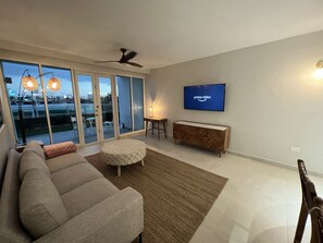 Smart-TV, Bücher, Stereoanlage, Computerbildschirme