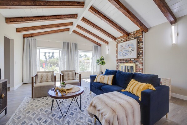 Smart TV, table tennis