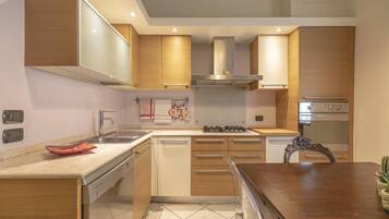 Frigorifero, microonde, forno, piano cottura