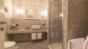 Dusche, Haartrockner, Bidet, Handtücher