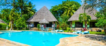 Oasis Villas- Diani Beach -5 mins walk to the Beach!